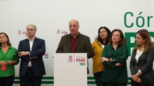 El secretario provincial del PSOE, Antonio Ruiz, ha comparecido para valorar los resultados del PSOE en Córdoba en una comparecencia en la que no ha intervenido el candidato Juan Pablo Durán a pesar de perder 41.000 votos.