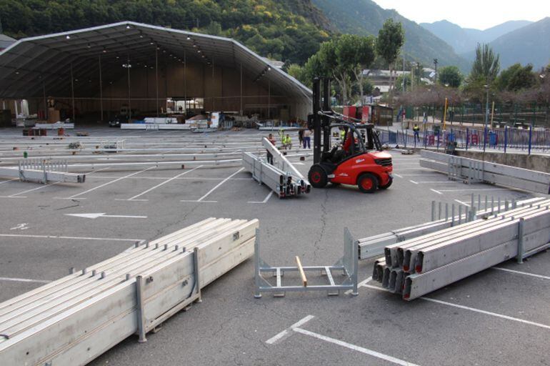 Muntatge dels envelats de la Fira, ahir.