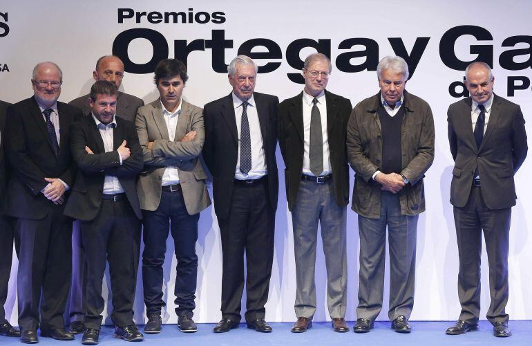 El periodista Gerardo Reyes, los fotógrafos Alberto Di Lolli y José Palazón, el periodista Pedro Simón, los escritores, el peruano Mario Vargas Llosa y Félix de Azúa, el ex presidente del gobierno, Felipe González y el director del periódico El País, Anto