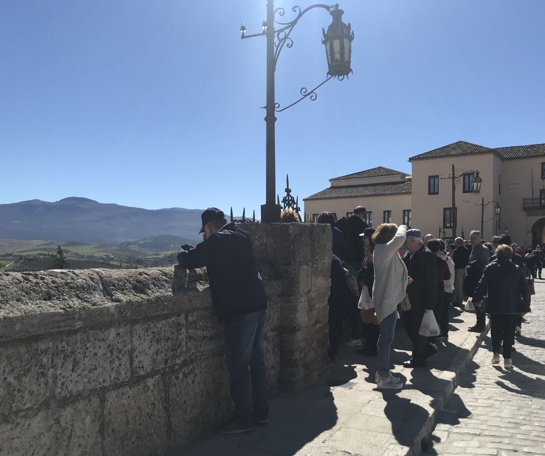 Visitantes cruzando el Puente Nuevo de Ronda