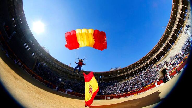 Hoy por Hoy Alicante | Forajidos! con Big Mike y Elisabeth Hernández, cabo de la Patrulla Acrobática de Paracaidismo del Ejército del Aire