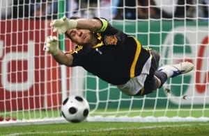 El portero de la Selección, Iker Casillas, paró dos penaltis en la tanda ante Italia en la Eurocopa de 2008.