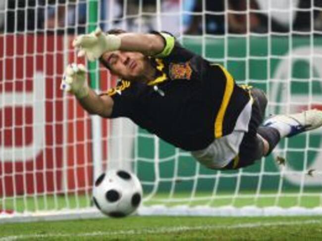 El portero de la Selección, Iker Casillas, paró dos penaltis en la tanda ante Italia en la Eurocopa de 2008.