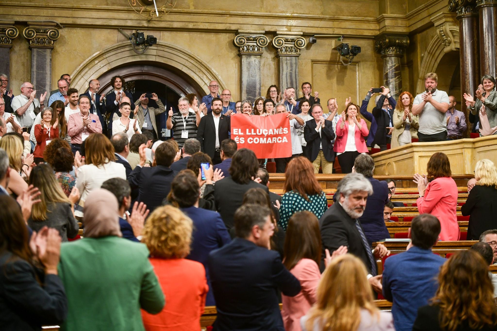 Alcaldes, veïns i diputats celebrant la creació de la nova comarca després de la votació. Foto: Marc Puig/ERC