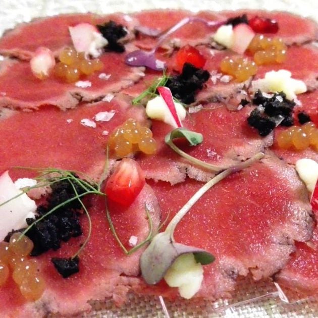 Carpaccio de corzo con vinagreta de trufa