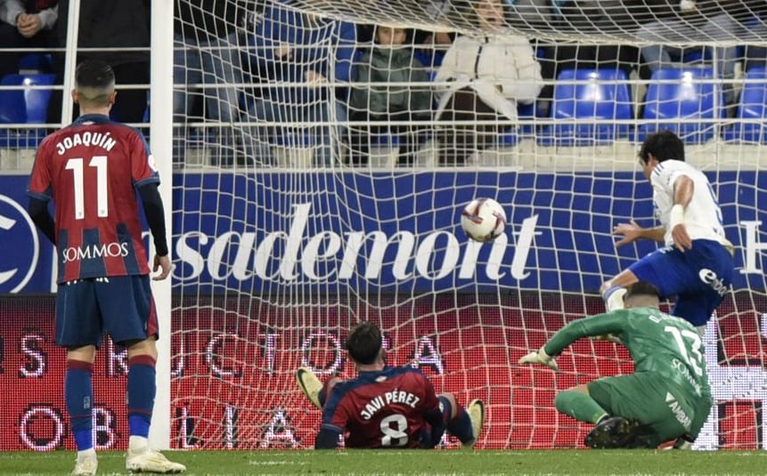 Iván Azón, en la acción del gol del empate que supuso el punto sumado por el Real Zaragoza en El Alcoraz