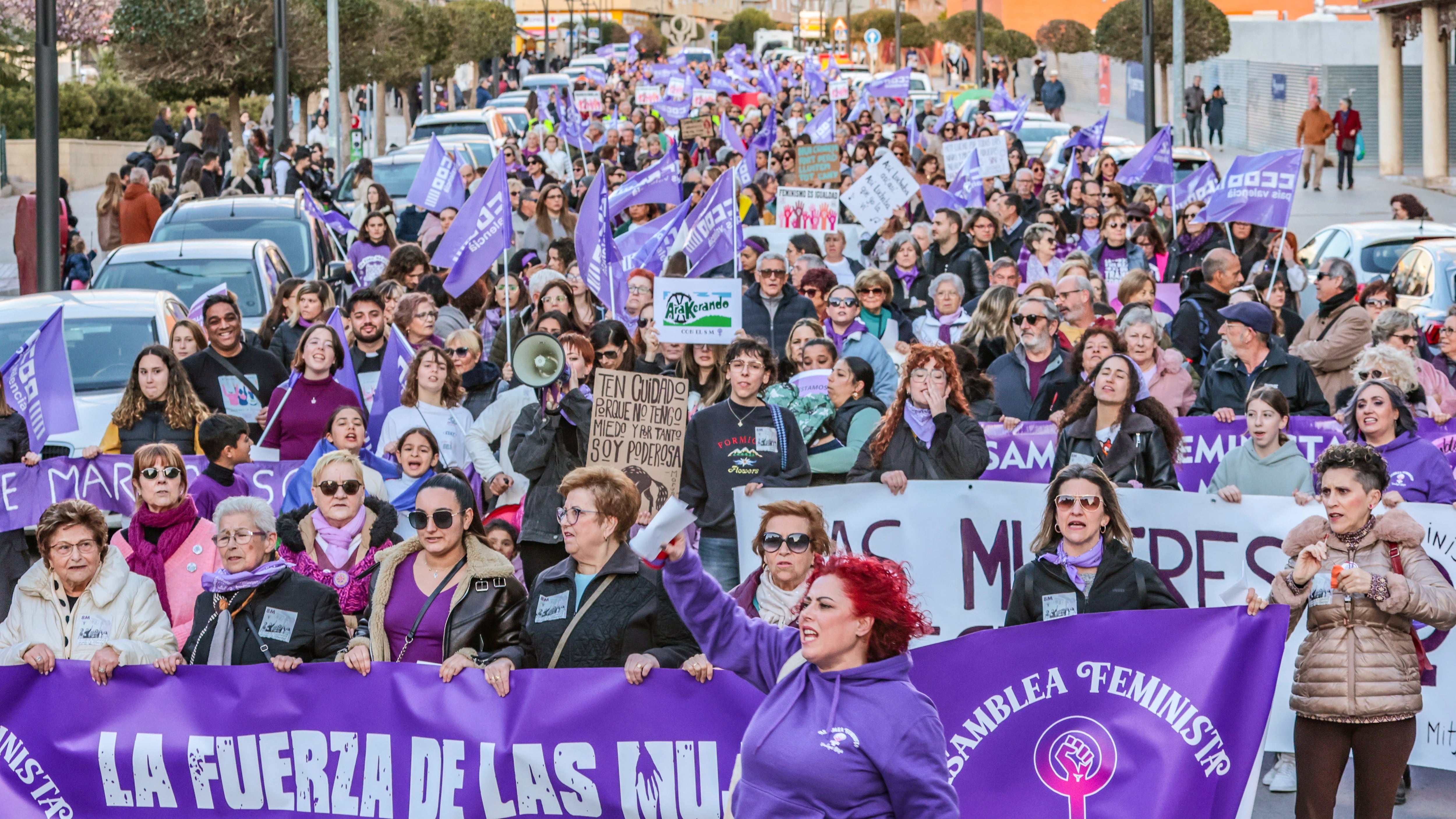 Alrededor de 1.000 personas se han manifestado en las calles de Elda y Petrer en el Día Internacional de la Mujer