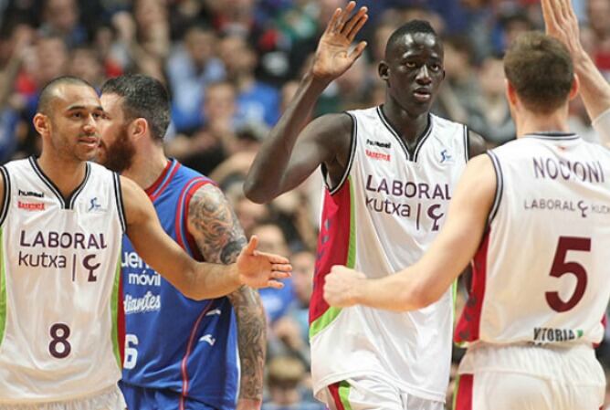 Los jugadores de Laboral Kutxa celebran la victoria ante Estudiantes