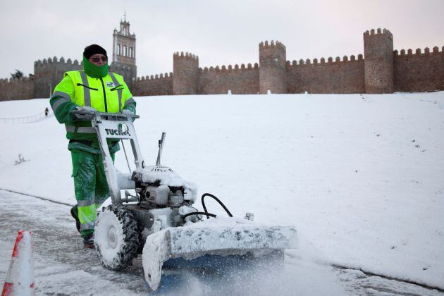 Un operario retira la nieve caída durante la noche y la madrugada en Ávila.