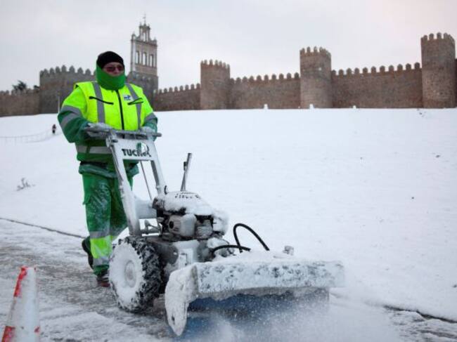 Un operario retira la nieve caída durante la noche y la madrugada en Ávila.