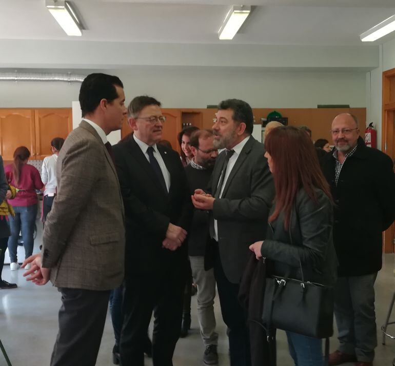 El alcalde de Elda, el President de la Generalitat y el director del Centro de FP en la visita a los ciclos formativos