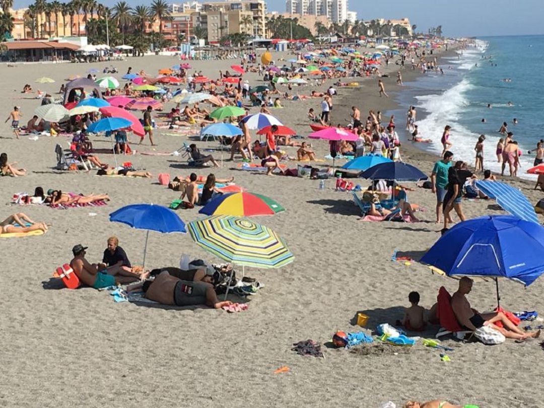 Imagen de archivo del ambiente en la playa de Salobreña