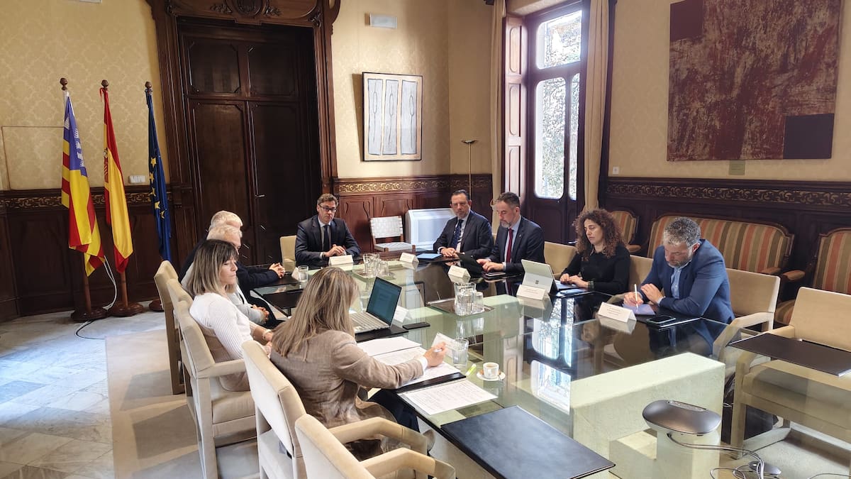 Los transportistas de Baleares dan una semana al Govern para acordar ayudas por la subida del combustible