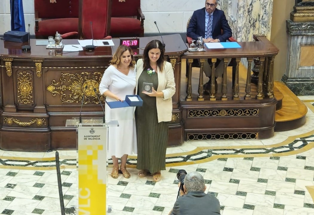 La alcaldesa de València, María José Catalá, ha dado un regalo a Sandra Gómez como reconocimiento por su labor estos años como concejala.