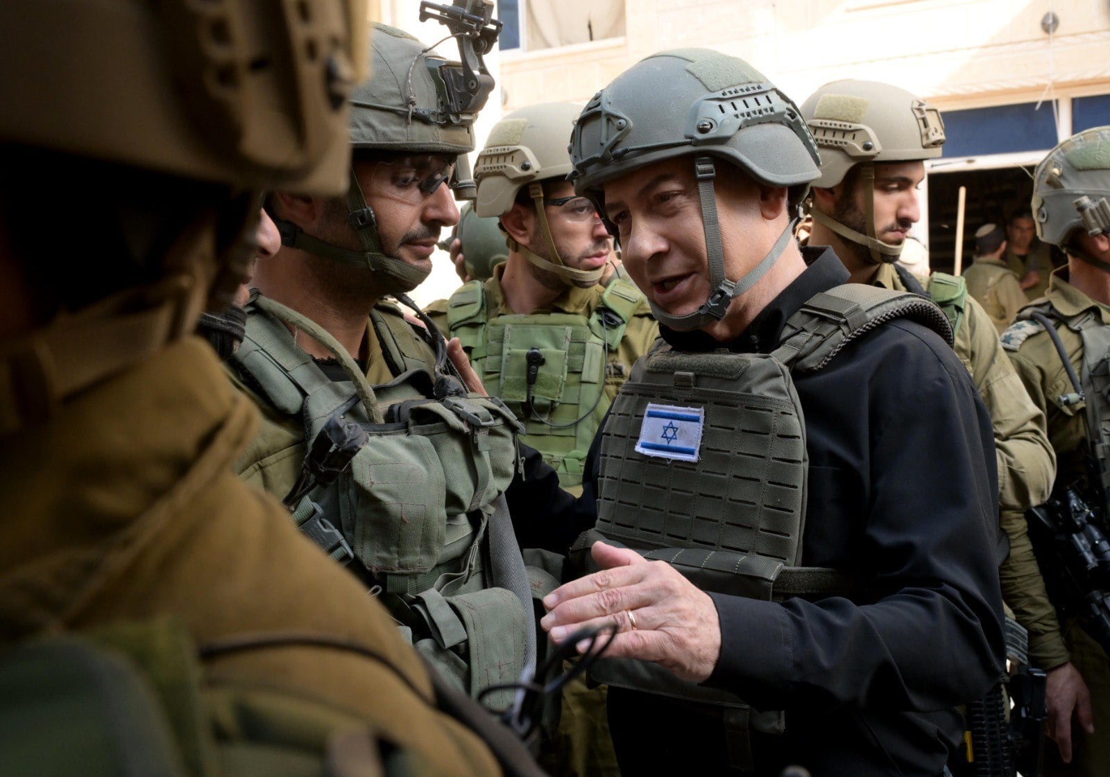 El primer ministro israelí, Benjamín Netanyahu, durante su visita a las tropas en el norte de Gaza el día de Navidad