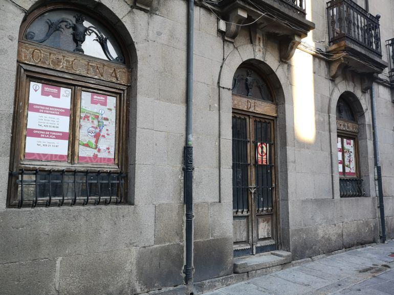 Carteles de información colocados en un edificio en desuso