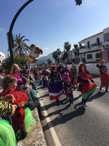 Uno de los grupos que han participado en la rúa de Carnaval de Sant Josep