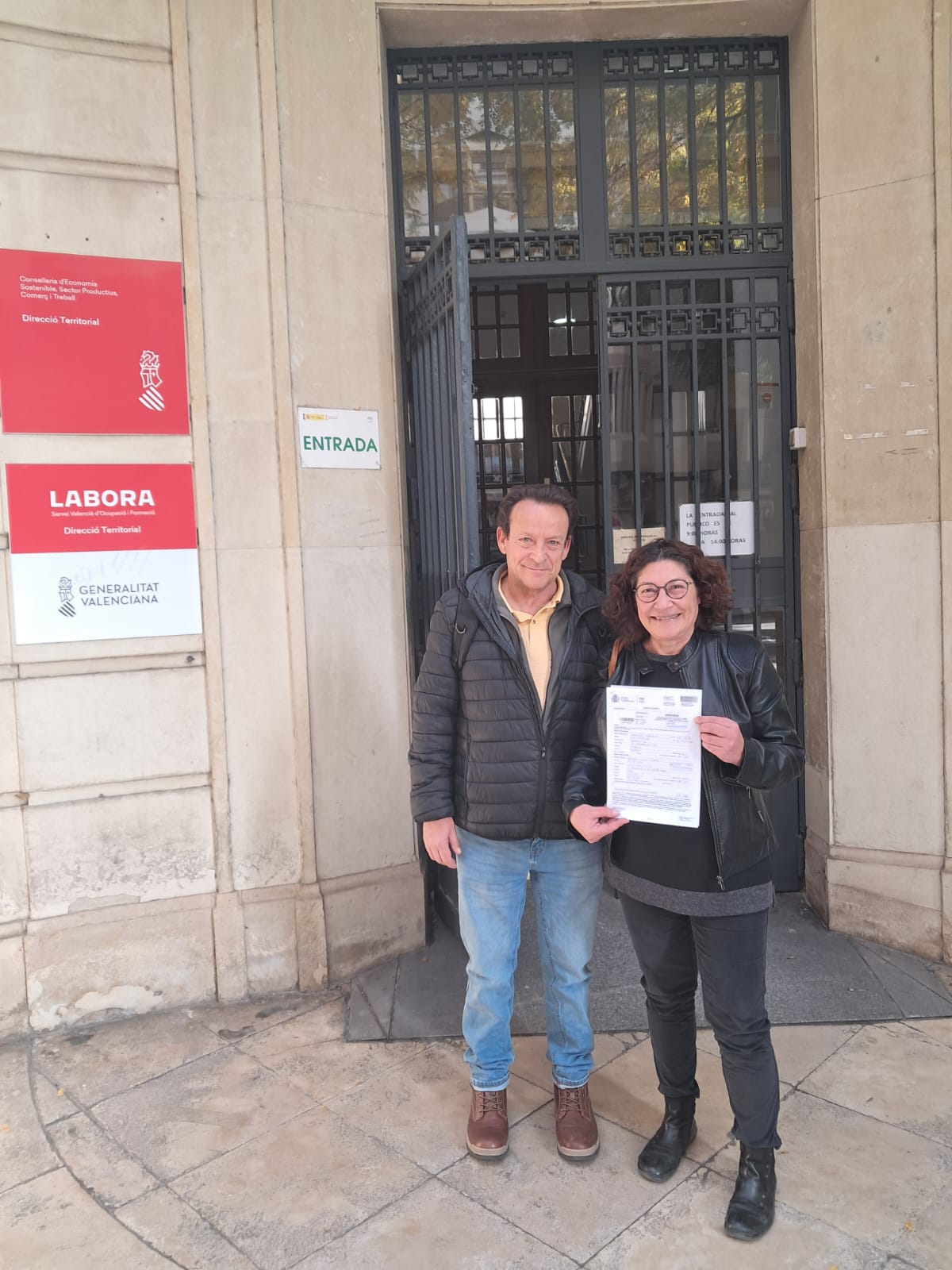 Javier Pérez y Carmen Soria, ambos de CCOO, ante la sede de Inspección de Trabajo en Alicante