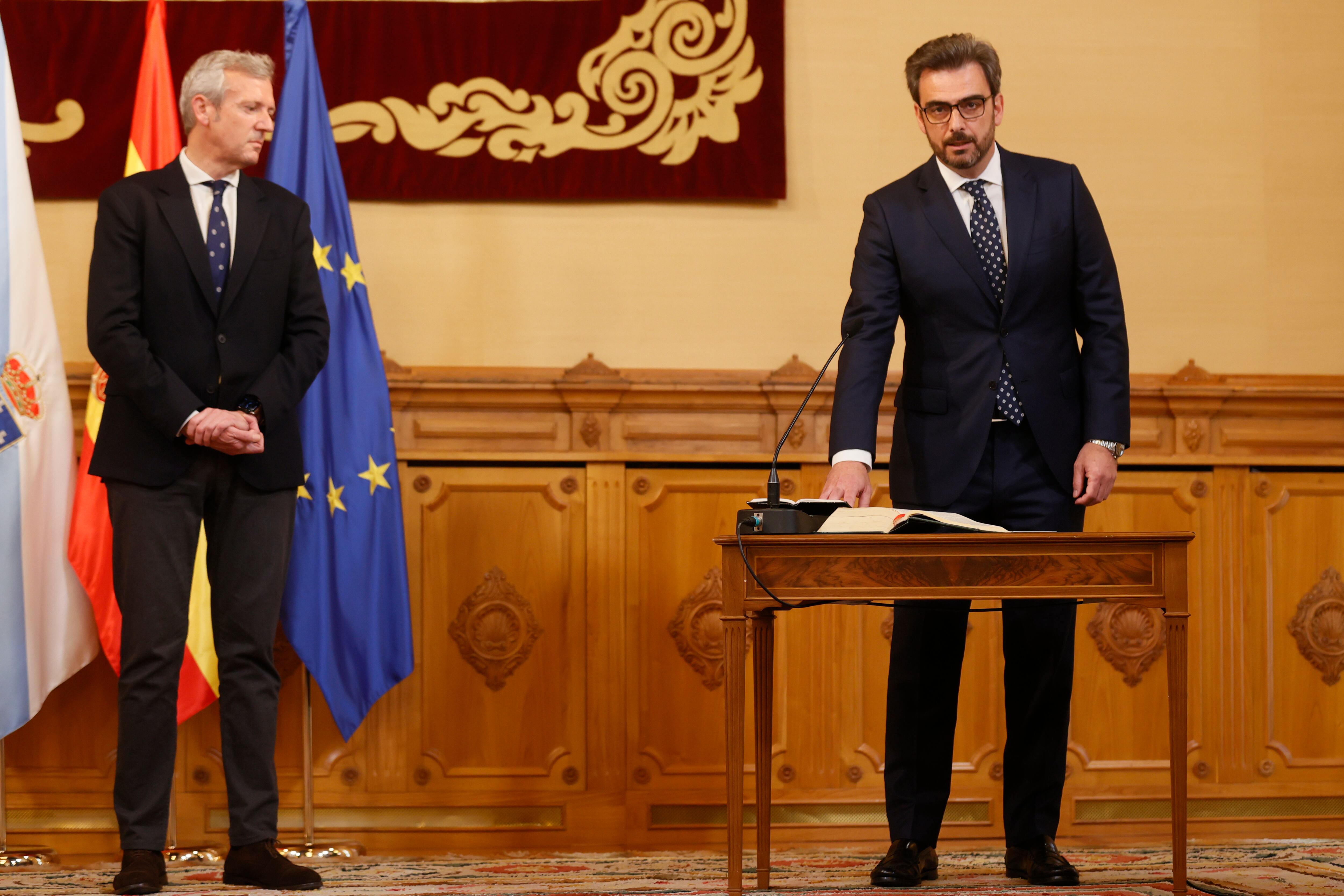 SANTIAGO DE COMPOSTELA, 16/05/2022.- El nuevo vicepresidente de la Xunta, Diego Calvo, toma posesión de su cargo en presencia del presidente Alfonso Rueda, (i) esta mañana en Santiago de Compostela. EFE/Lavandeira jr
