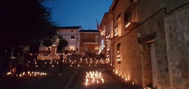 La plaza de Vindel a la luz de las velas.