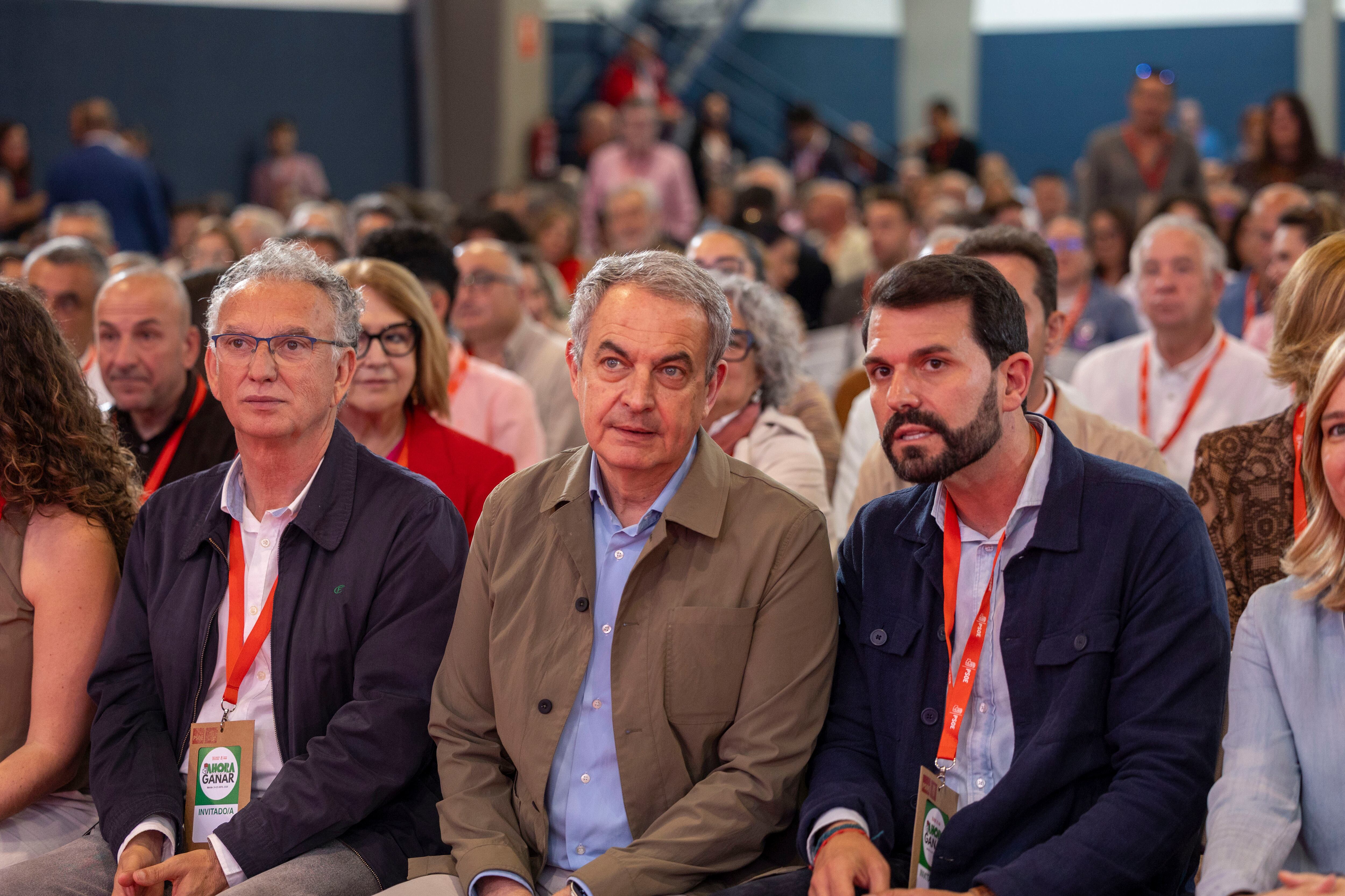 MÉRIDA, 25/04/2026.- El expresidente del Gobierno José Luis Rodríguez Zapatero (c) junto al recién elegido secretario general del PSOE de Extremadura, Álvaro Sánchez Cotrina (d), durante el 16º Congreso Extraordinario Regional este sábado en Mérida. EFE/Jero Morales