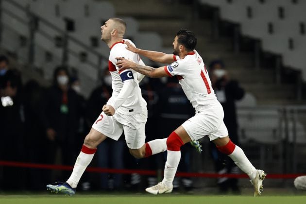 Turquía celebra uno de los últimos tantos de Burak Yilmaz