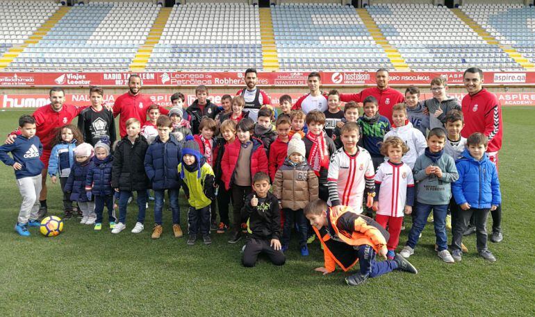 Rodri, Zuiverloon, Moutinho y otros jugadores de la Cultural posan con los más pequeños