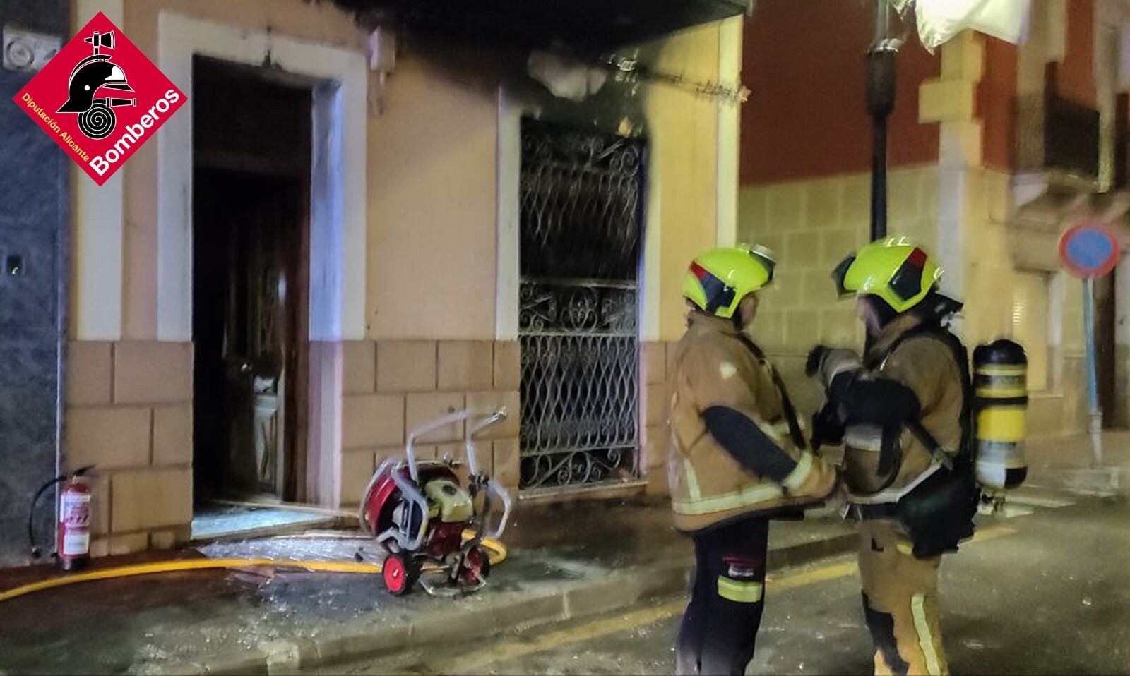 Los bomberos durante la intervención