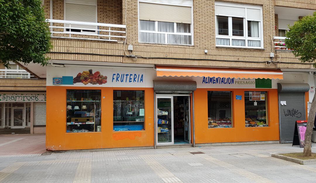 Fachada de la frutería del Barrio Covadonga donde se cometió el atraco.