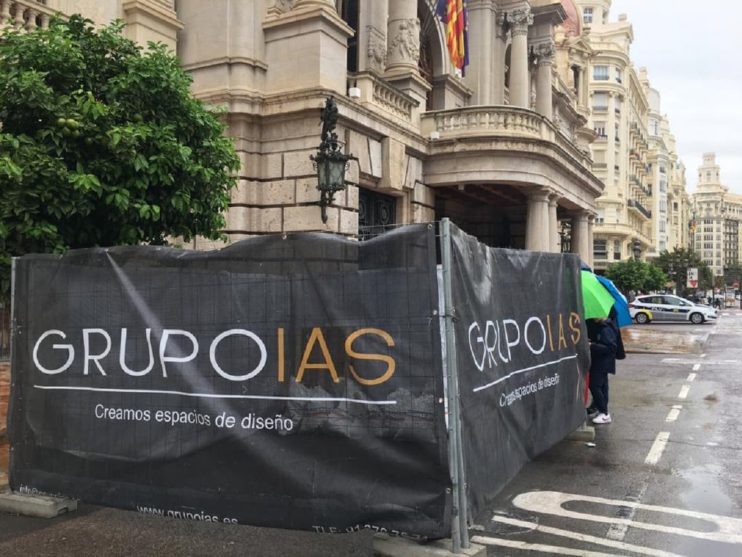 Contenedor de obra en la plaza del Ayuntamiento de Valencia