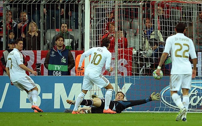 Özil anota el gol del empate 1-1 ante el portero del Bayern Múnich Manuel Neuer