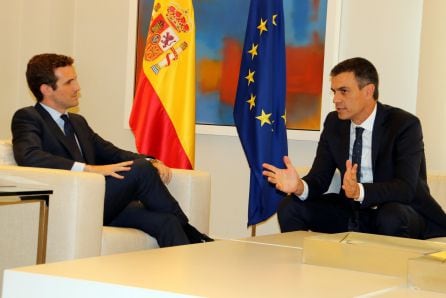 Imagen de Pedro Sánchez y Pablo Casado durante la reunión en Moncloa, el 2 de agosto de 2018.