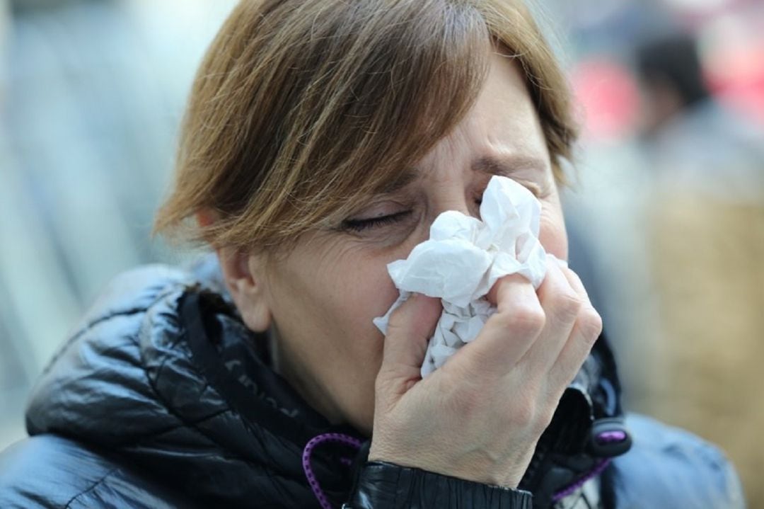 Los síntomas de los alérgicos al polen de ciprés son la rinoconjuntivitis, es decir, el picor de ojos y nariz, el lagrimeo, estornudos, mucosidad acuosa en la nariz, congestión nasal y, en los casos más graves, asma