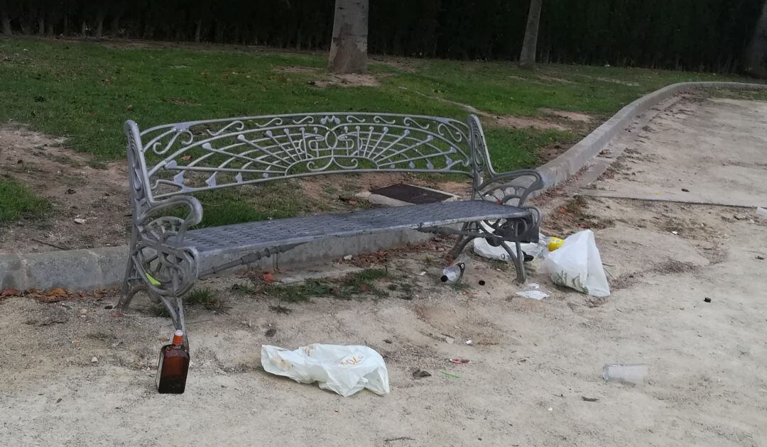 Restos del botellón en el parque de la urbanización de Salinetas 