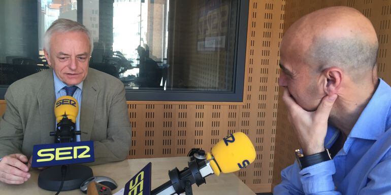 El presidente de Gadea Grupo Farmacéutico, Gerardo Gutiérrez, durante la entrevista en los estudios de Radio Valladolid.
