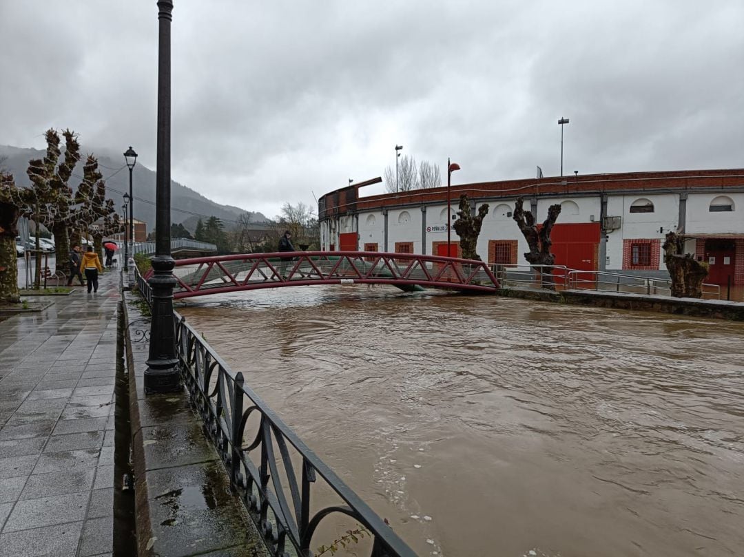 El Asón a su paso por Ampuero la tarde pasada.