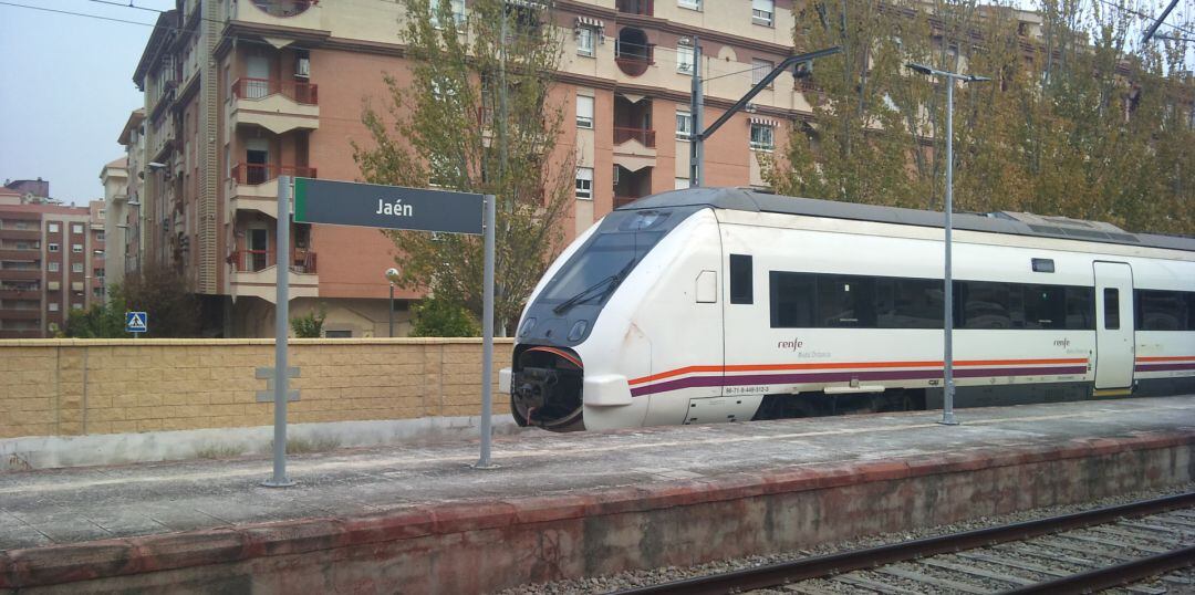 Un tren entra en la estación de Jaén.