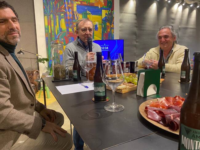 Ambar presenta su nueva cerveza Montalesa en su vieja fabrica.