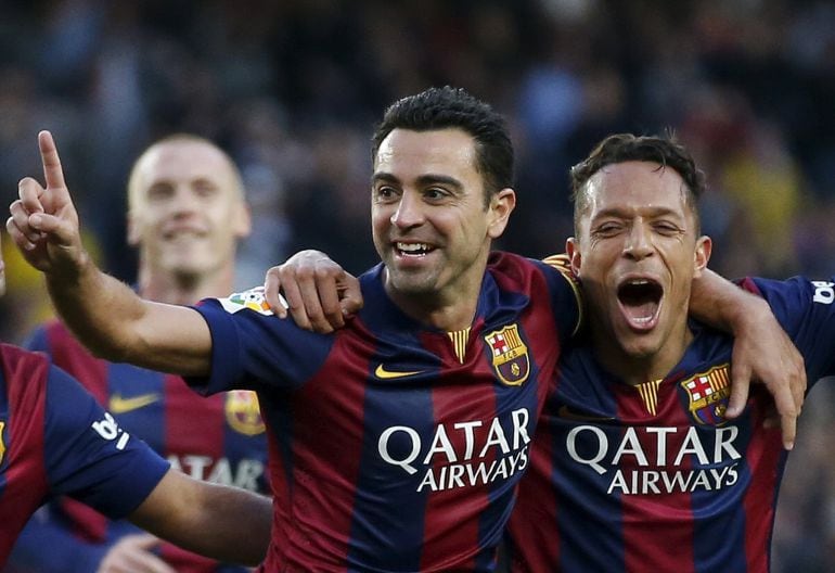 Xavi Hernández celebra su gol ante el Getafe junto a Adriano