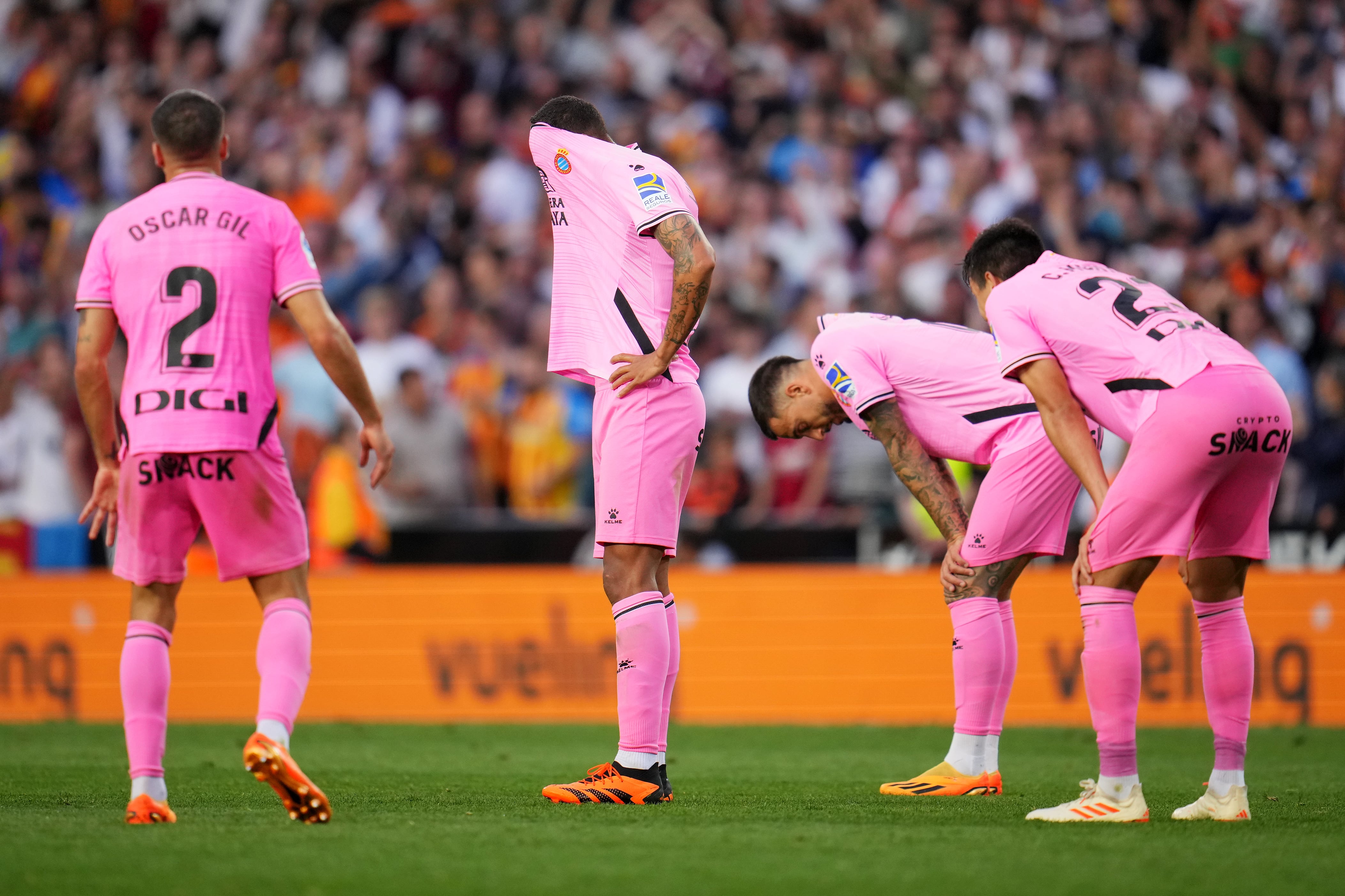 Los jugadores del RCD Espanyol tras empatar el partido en Mestalla que confirma su descenso a Segunda