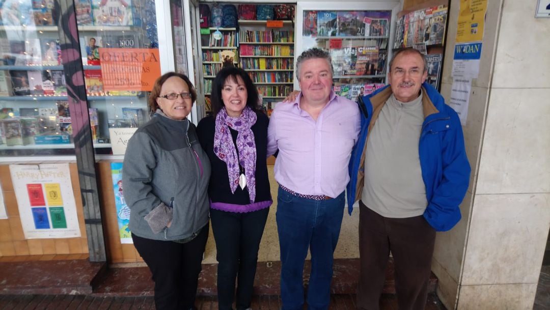 Dulce y Jesús, en el centro, acompañados por dos clientes y agraciados por el premio gordo