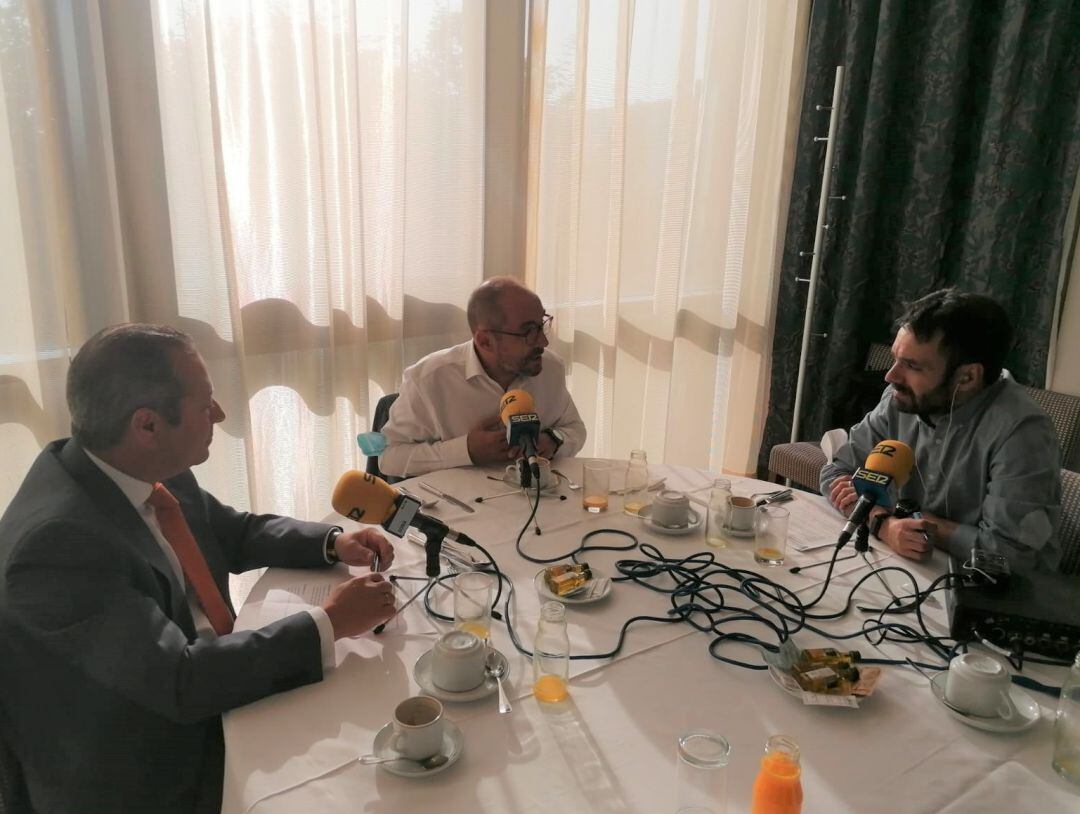 Luis Rey (c), en el Desayuno de Redacción de SER Soria desde el Parador Antonio Machado.