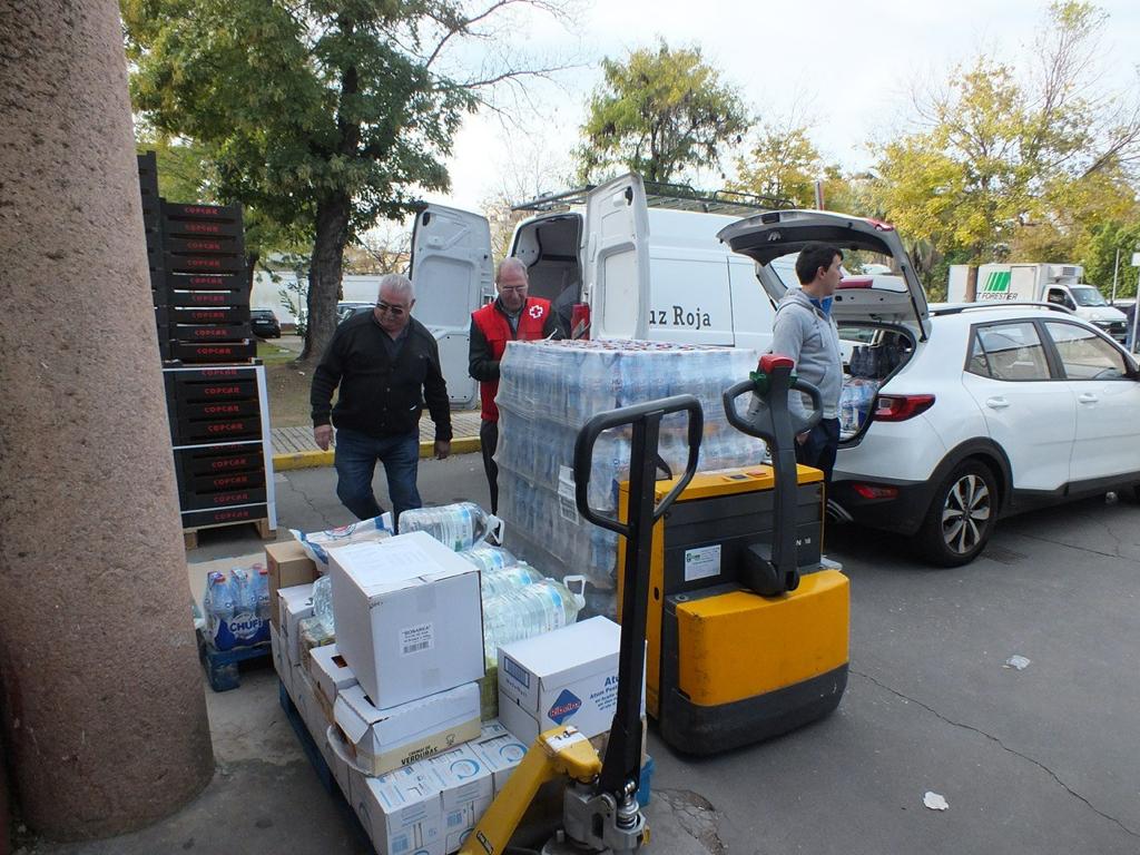 Voluntarios descargando en el Banco de Alimentos Medina Azahara