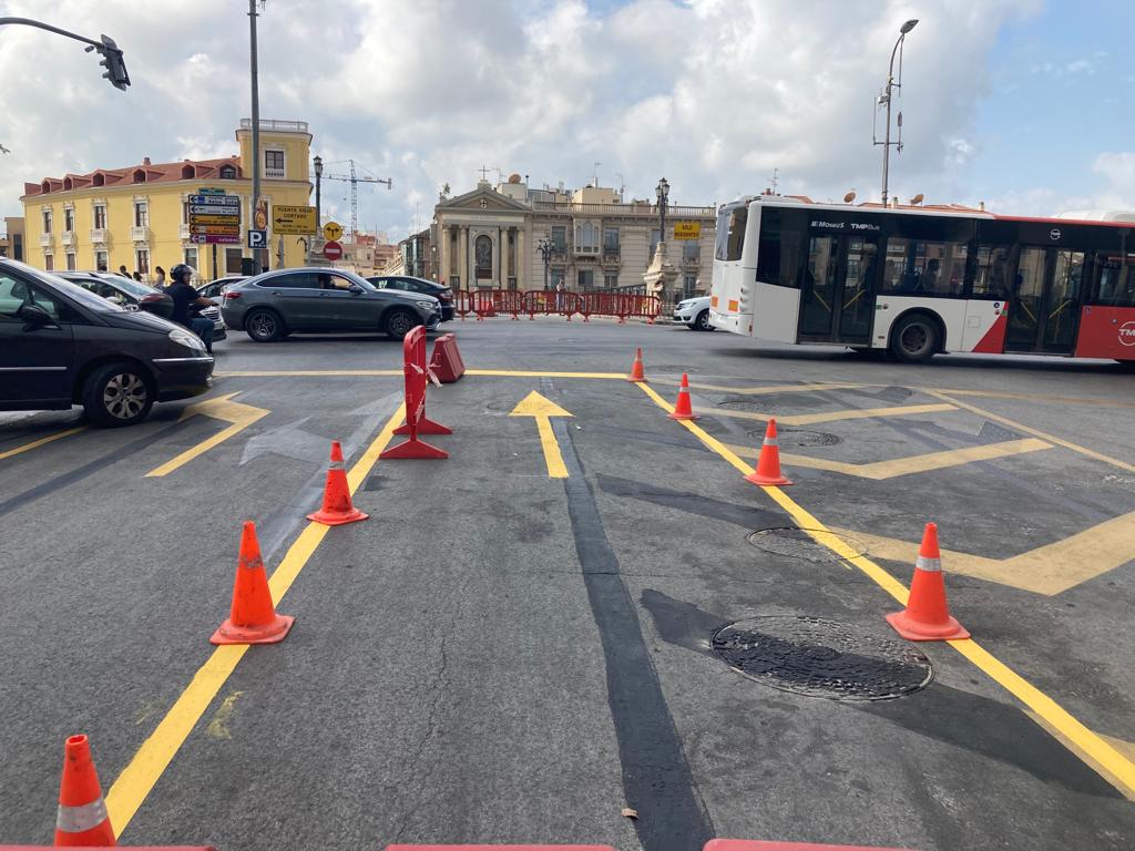 Carril señalizando, de forma provisional, la dirección de los vehículos hacia el Puente Viejo de Murcia