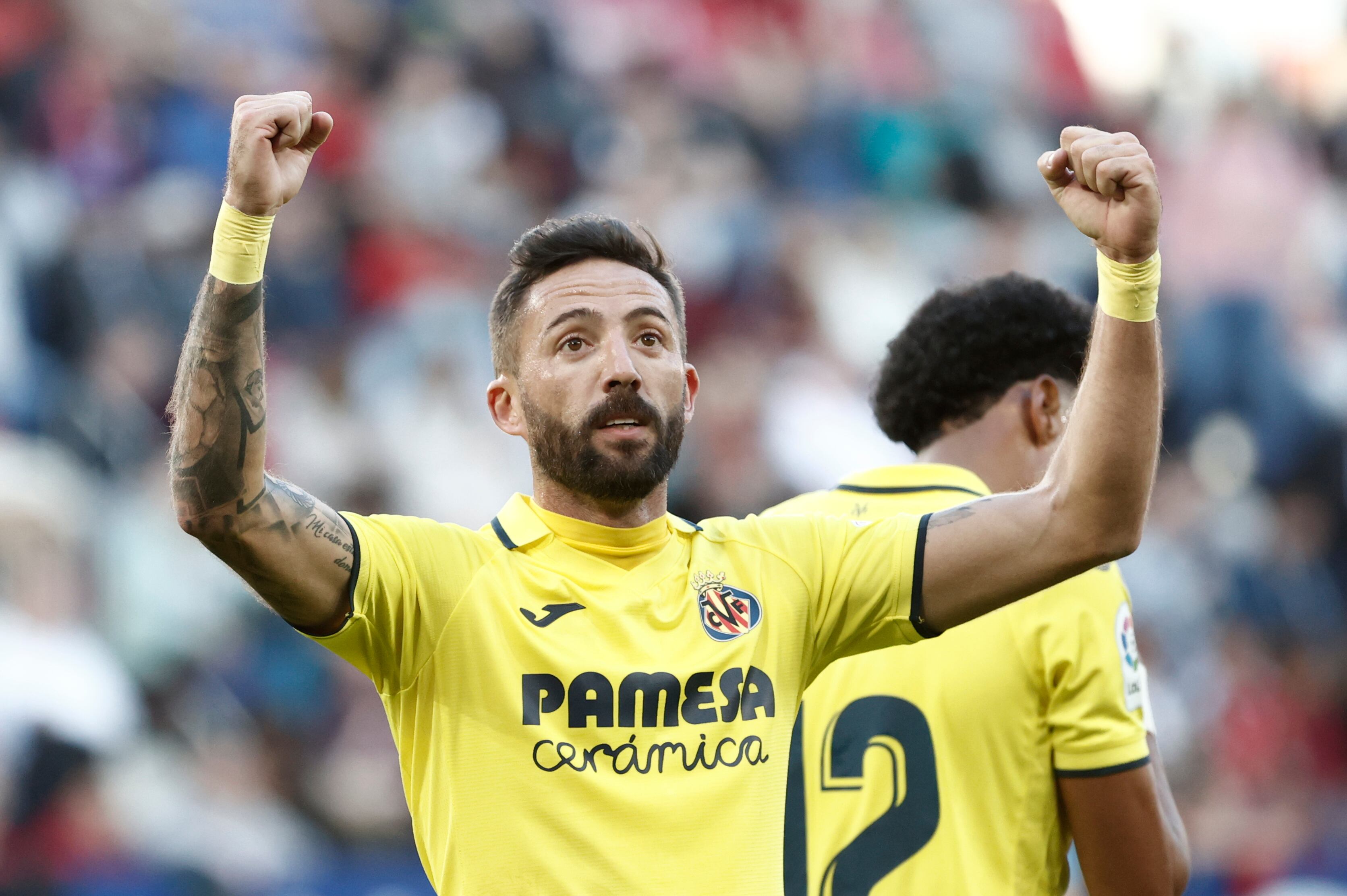 -FOTODELDÍA-  PAMPLONA (NAVARRA), 19/03/2023.- El delantero del Villarreal José Luis Morales celebra el gol conseguido durante el partido de la jornada 26 de LaLiga Santander que disputan CA Osasuna y Villareal CF en el estadio de El Sadar (Pamplona). EFE/Jesús Diges
