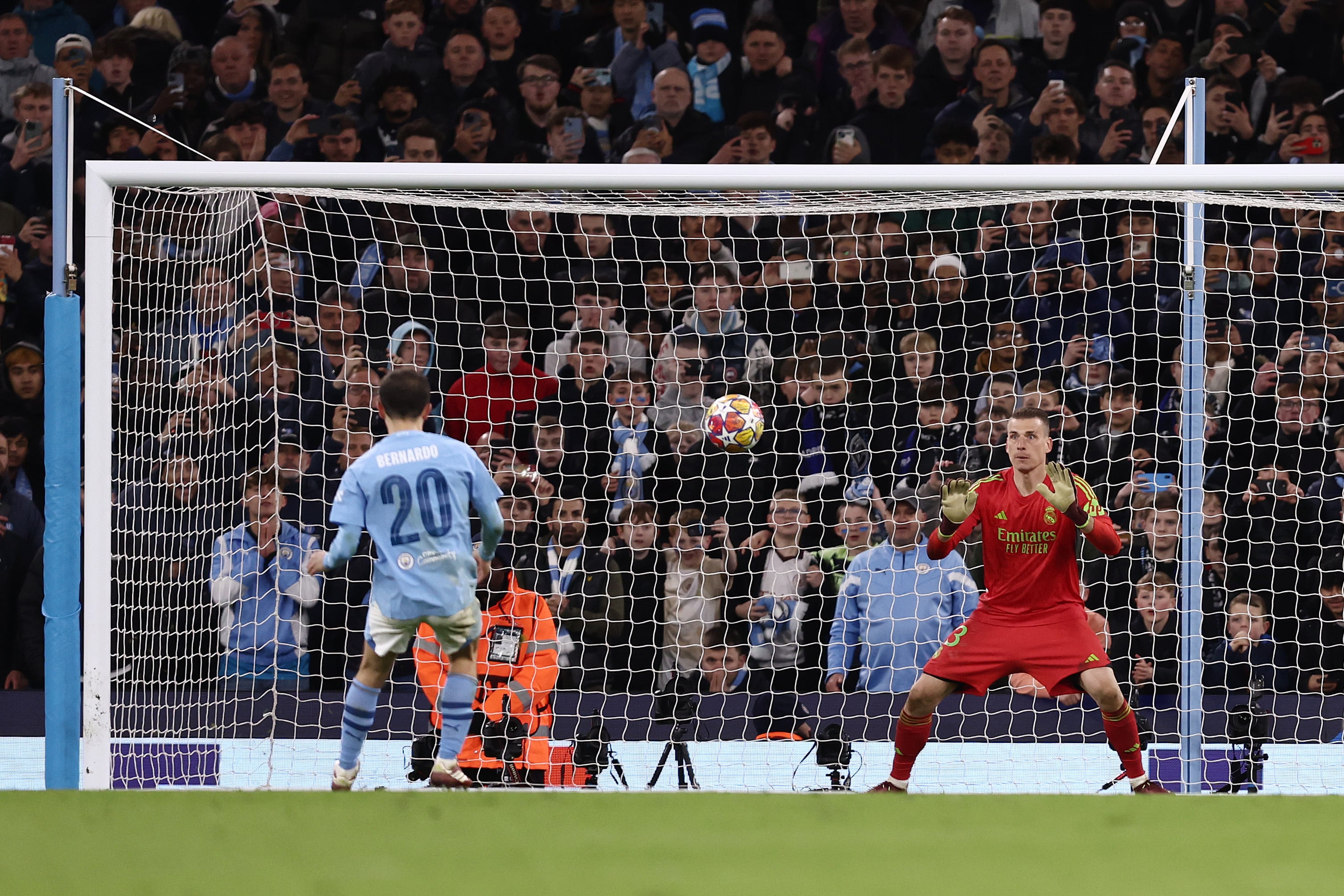 Bernardo Silva lanza su penalti directo a las manos de Andriy Lunin