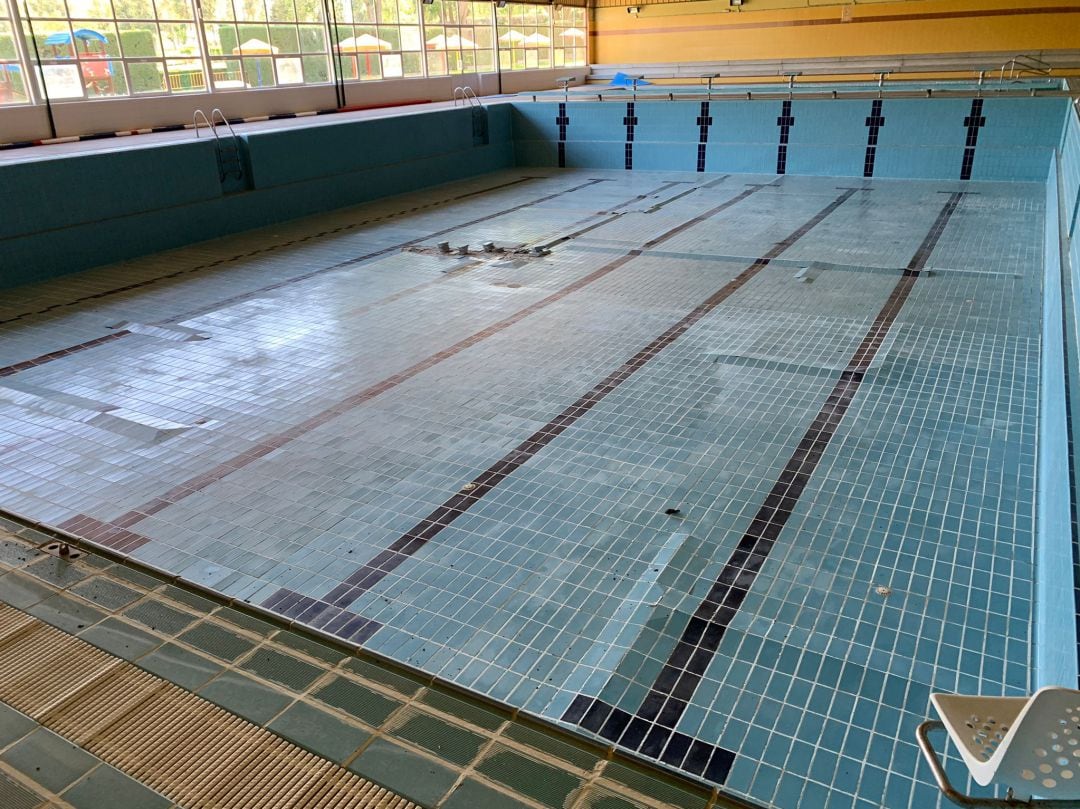 Aspecto que presentan las instalaciones de la piscina climatizada de Medina del Campo