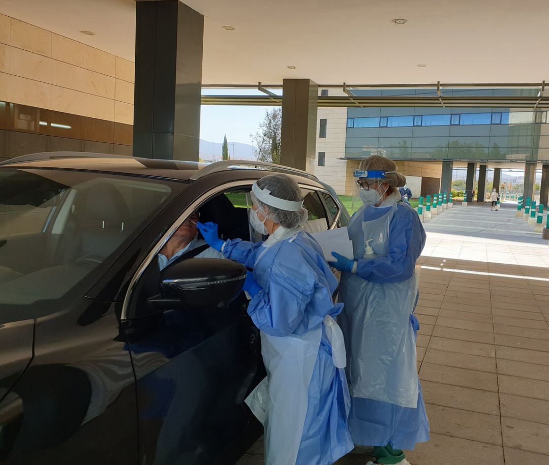 Realización de test de detección de la covid-19 en el hospital Clínico de Granada