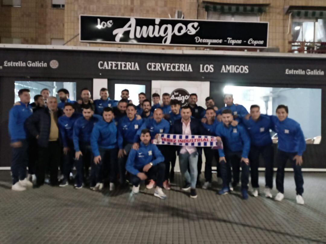 Jugadores  y técnicos del Jerez Industrial tuvieron una jornada de convivencia en el Bar Los Amigos de La Granja 