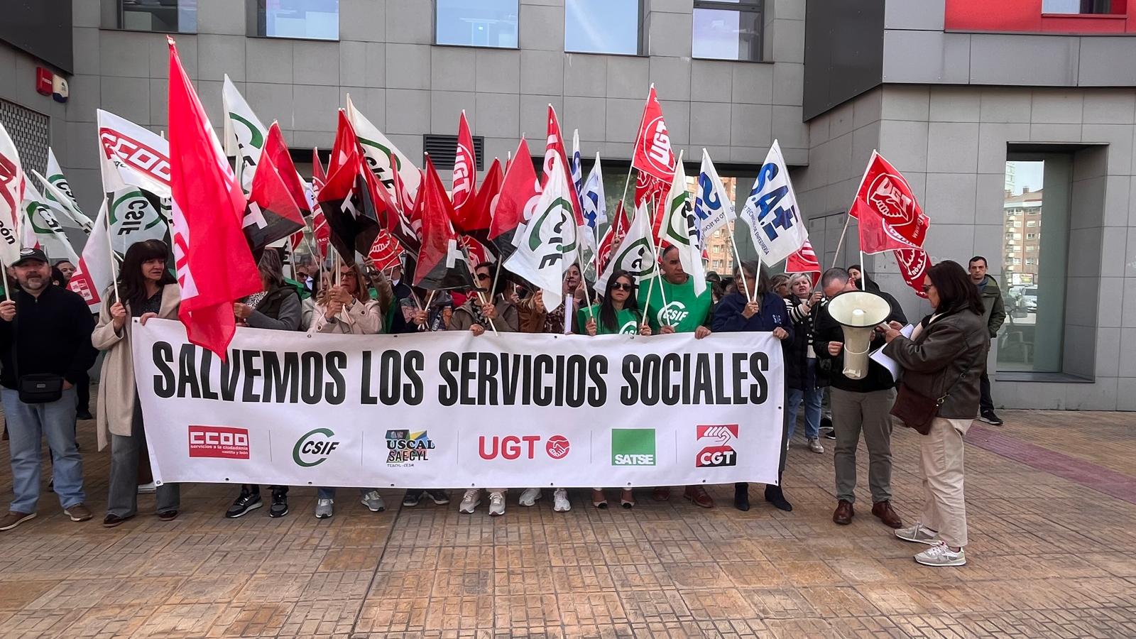 El Comité de Sanidad y Familia de Burgos se manifiesta frente a la Gerencia de Servicios Sociales por los recortes en el CRAPDI de Fuentes Blancas.